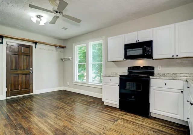 Photo 4 of Single family home for sale at 523 E Mulberry St, Angleton, TX 77515 | MLS# 27612959 | Listing updated on 2026-09-15