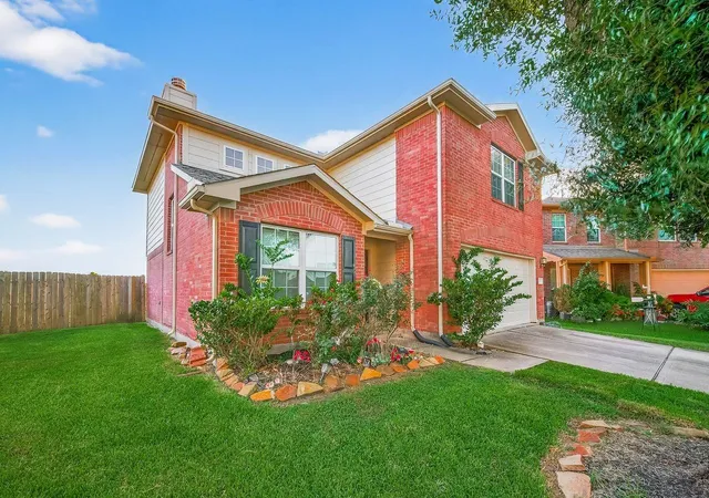Photo 3 of Sale Pending at 2338 Summit Meadow Dr, Missouri City, TX 77489 | MLS# 27245902 | Listing updated on 2026-09-16