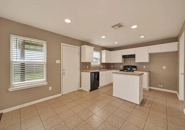 Photo 4 of Sale Pending at 2338 Summit Meadow Dr, Missouri City, TX 77489 | MLS# 27245902 | Listing updated on 2026-09-16