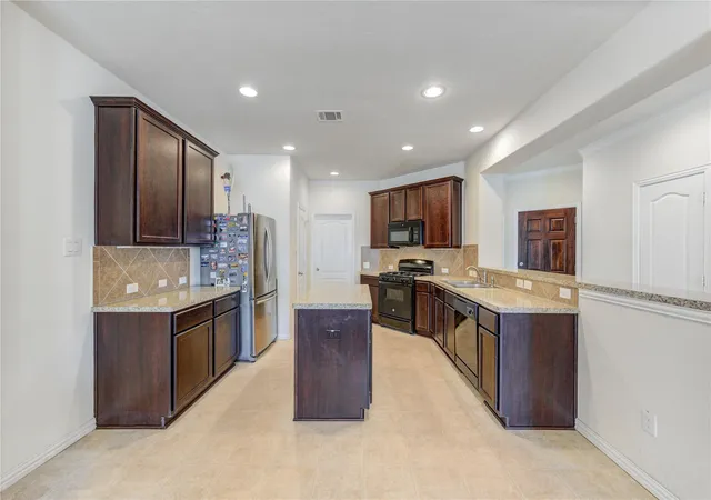 Photo 3 of Single family home for sale at 5103 Dartmoor Ridge Trl, Houston, TX 77066 | MLS# 10047161 | Listing updated on 2026-09-21