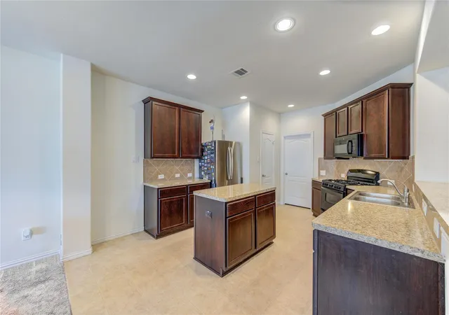 Photo 4 of Single family home for sale at 5103 Dartmoor Ridge Trl, Houston, TX 77066 | MLS# 10047161 | Listing updated on 2026-09-21