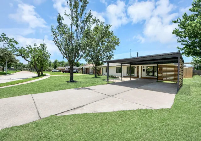 Photo 3 of Single family home for sale at 1715 Fawnhope Dr, Houston, TX 77008 | MLS# 71702171 | Listing updated on 2026-09-14