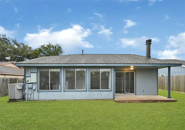 Photo 4 of Single family home for sale at 10802 Forest Leaf Dr, Sugar Land, TX 77498 | MLS# 17726577 | Listing updated on 2026-08-24