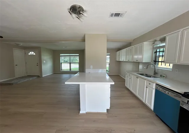 3rd image of 10911 Lockgate Ln, Houston, TX 77048 | MLS# 87171578