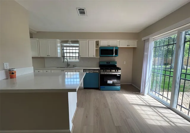 5th image of 10911 Lockgate Ln, Houston, TX 77048 | MLS# 87171578
