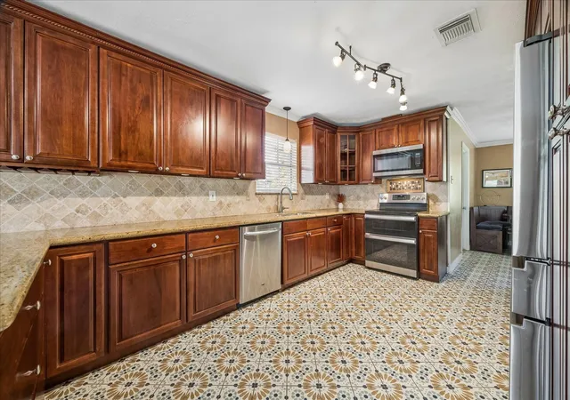 Photo 4 of Single family home for sale at 1026 Cragmore Dr, Seabrook, TX 77586 | MLS# 25500333 | Listing updated on 2026-09-16