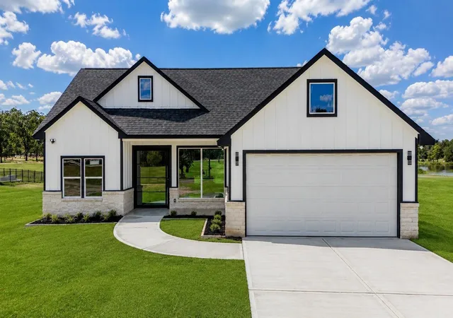 Photo 1 of Sale Pending at 42 Meadow Lake Dr, Trinity, TX 75862 | MLS# 75493925 | Listing updated on 2026-09-15