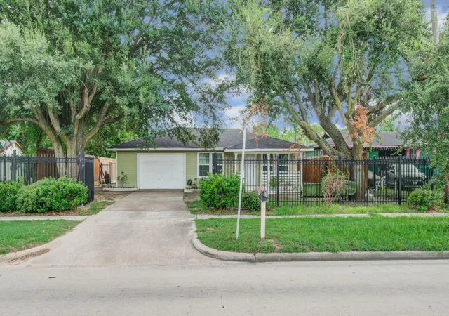 1st image of 981 S Victory Dr, Houston, TX 77088 | MLS# 39847310