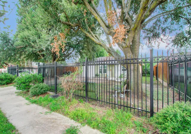 2nd image of 981 S Victory Dr, Houston, TX 77088 | MLS# 39847310
