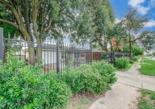 3rd image of 981 S Victory Dr, Houston, TX 77088 | MLS# 39847310