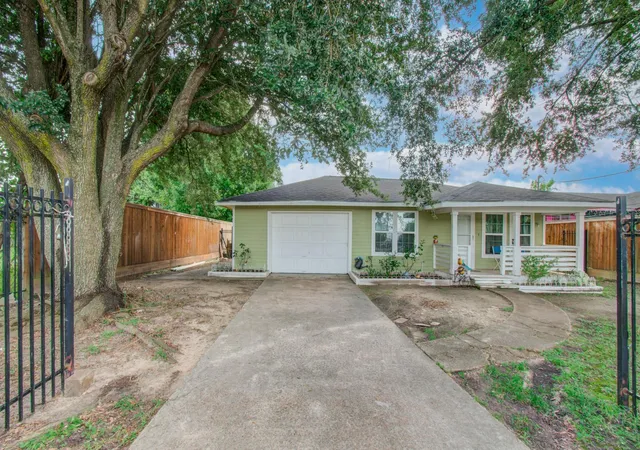 4th image of 981 S Victory Dr, Houston, TX 77088 | MLS# 39847310