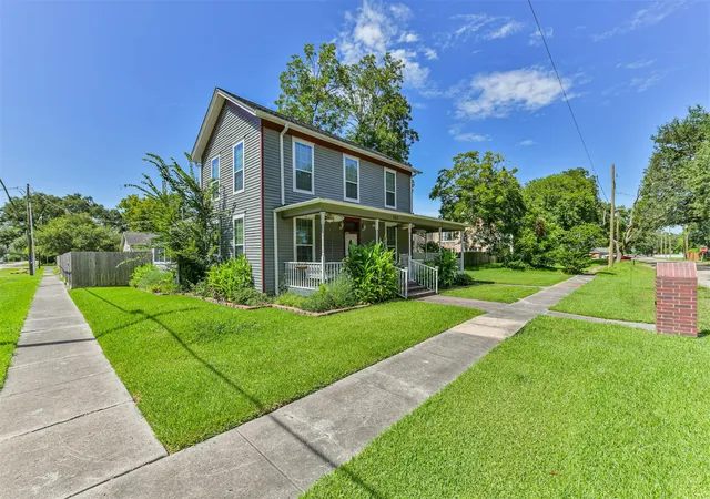 Photo 3 of Single family home for sale at 503 W Blum St, Alvin, TX 77511 | MLS# 4018963 | Listing updated on 2026-09-16