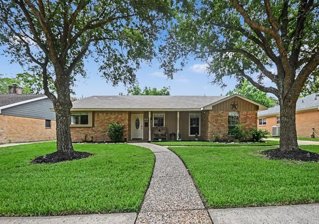 Photo 2 of Sale Pending at 722 Seaway Dr, El Lago, TX 77586 | MLS# 46202526 | Listing updated on 2026-09-13