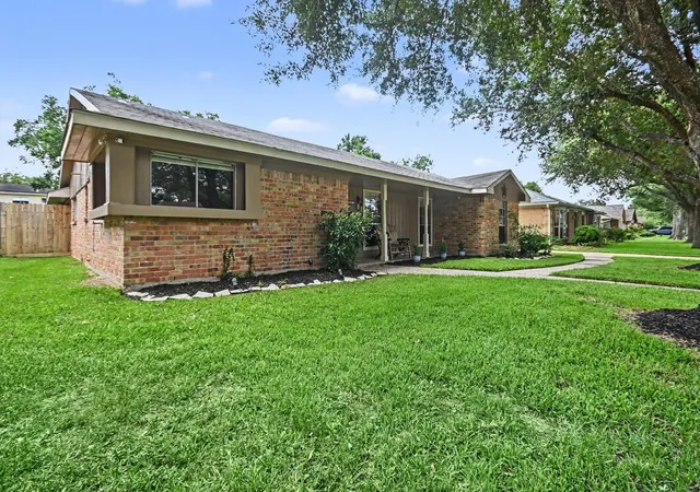 Photo 3 of Sale Pending at 722 Seaway Dr, El Lago, TX 77586 | MLS# 46202526 | Listing updated on 2026-09-13