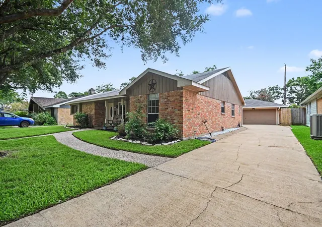 Photo 3 of Sale Pending at 722 Seaway Dr, El Lago, TX 77586 | MLS# 46202526 | Listing updated on 2026-09-13