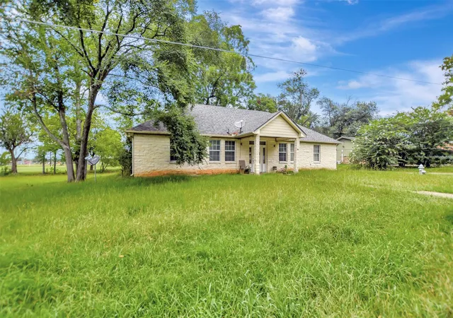 Photo 2 of Single family home for sale at 306 Heath Ave, Madisonville, TX 77864 | MLS# 8832666 | Listing updated on 2026-08-12