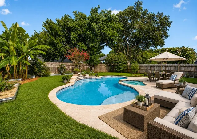 2nd image of 827 N Wellsford Dr, Pearland, TX 77584 | MLS# 56864232