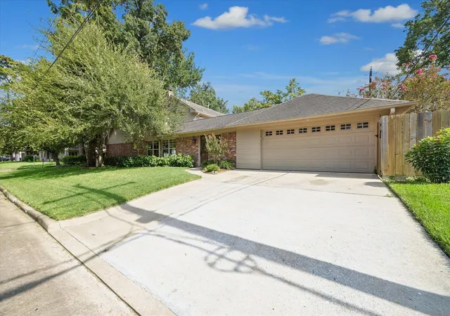 Photo 3 of Sale Pending at 127 Fawnlake Dr, Houston, TX 77079 | MLS# 42984463 | Listing updated on 2026-09-09