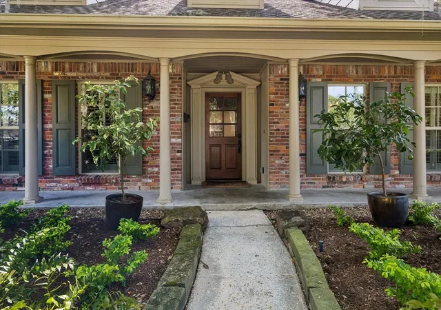Photo 3 of Sale Pending at 127 Fawnlake Dr, Houston, TX 77079 | MLS# 42984463 | Listing updated on 2026-09-09