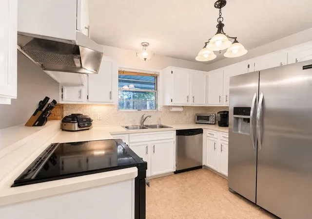 Photo 3 of Single family home for sale at 1105 E Adoue St, Alvin, TX 77511 | MLS# 16946581 | Listing updated on 2026-10-06