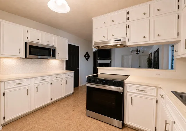 Photo 4 of Single family home for sale at 1105 E Adoue St, Alvin, TX 77511 | MLS# 16946581 | Listing updated on 2026-10-06