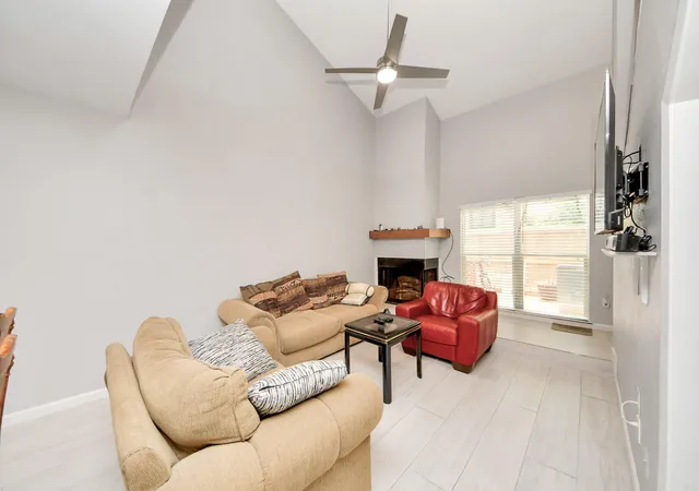 3rd image of 9447 Pagewood Ln, Houston, TX 77063