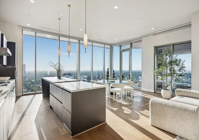 2nd image of 1711 Allen Pkwy #3204, Houston, TX 77019 | MLS# 68470844