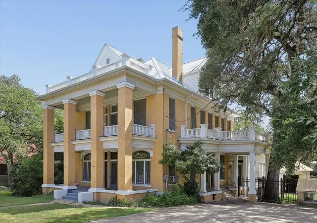1st image of 504 S Main St, Lockhart, TX 78644 | MLS# 68429167