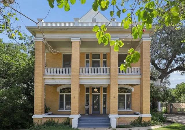 2nd image of 504 S Main St, Lockhart, TX 78644 | MLS# 68429167