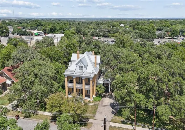 3rd image of 504 S Main St, Lockhart, TX 78644 | MLS# 68429167