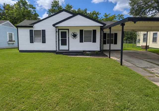1st image of 736 Kyle St, Angleton, TX 77515 | MLS# 49885420