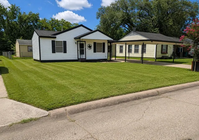 2nd image of 736 Kyle St, Angleton, TX 77515 | MLS# 49885420