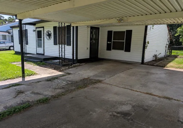 3rd image of 736 Kyle St, Angleton, TX 77515 | MLS# 49885420