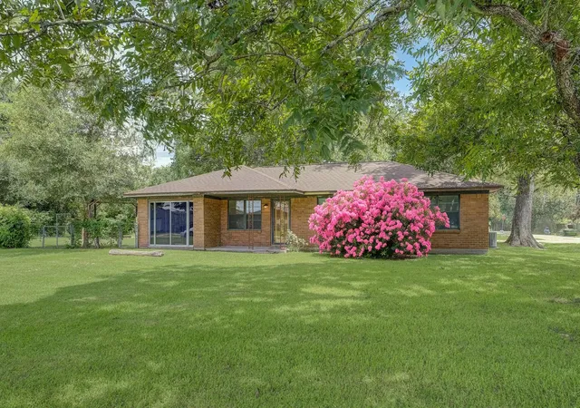 3rd image of 101 Oak St, Dayton, TX 77535 | MLS# 69622477