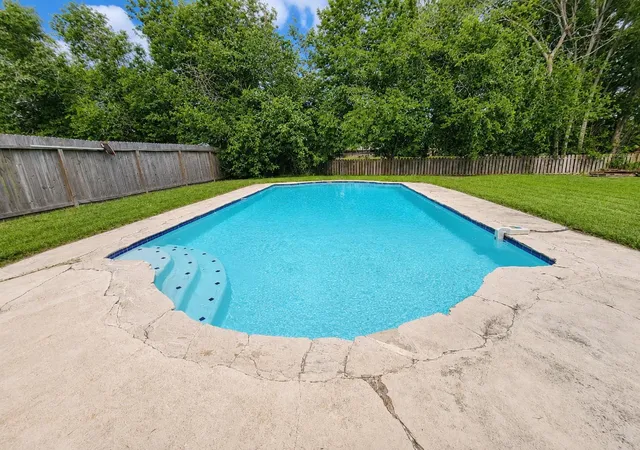 24th image of 325 Old Course Dr, Friendswood, TX 77546 | MLS# 41456435
