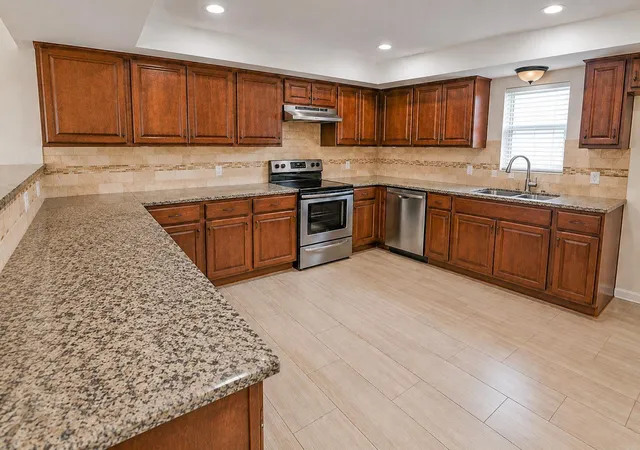 5th image of 325 Old Course Dr, Friendswood, TX 77546 | MLS# 41456435