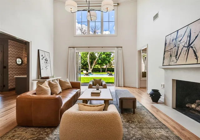 Photo 3 of Sale Pending at 6608 Vanderbilt St, Houston, TX 77005 | MLS# 61452815 | Listing updated on 2026-08-26