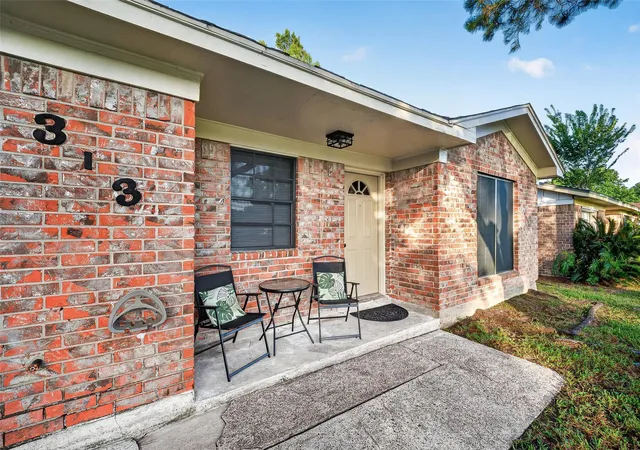 3rd image of 313 S Carroll St, La Porte, TX 77571 | MLS# 87374474