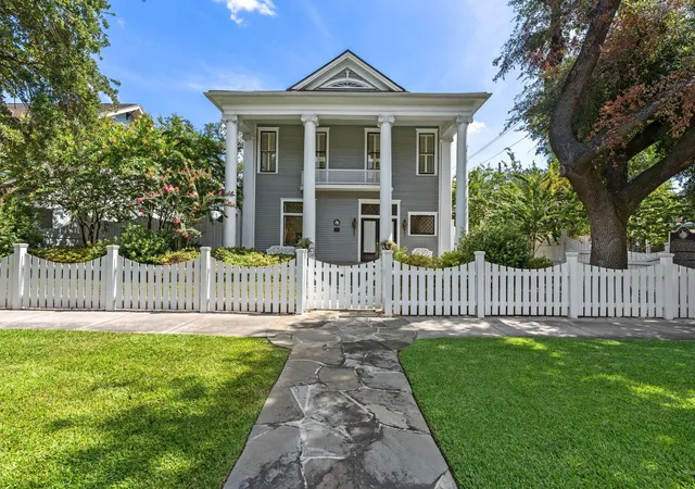 2nd image of 200 Westmoreland St, Houston, TX 77006 | MLS# 10518369