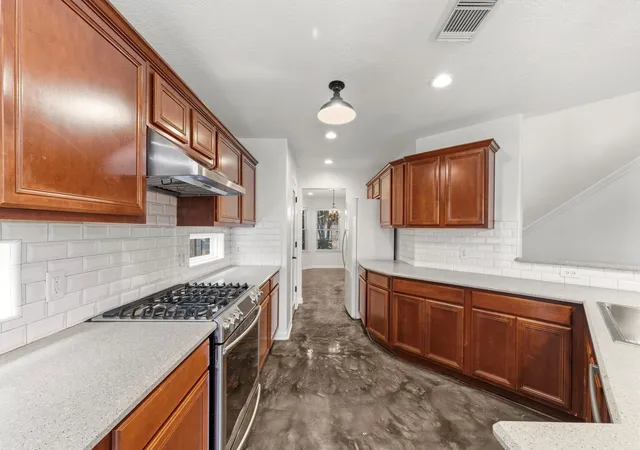 Photo 3 of Sale Pending at 2609 Los Alamos Cir, Deer Park, TX 77536 | MLS# 73207720 | Listing updated on 2026-09-25