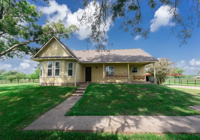 1st image of 720 Winchester Trl, Angleton, TX 77515 | MLS# 17633720