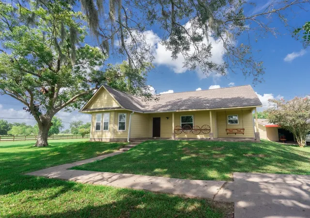 2nd image of 720 Winchester Trl, Angleton, TX 77515 | MLS# 17633720