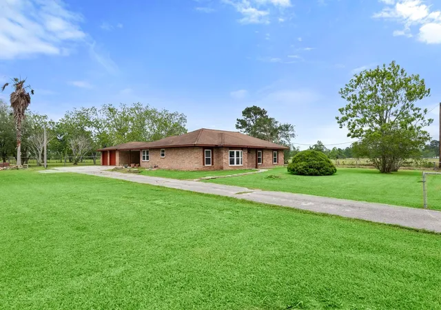 1st image of 318 County Road 296d, Alvin, TX 77511 | MLS# 68318066