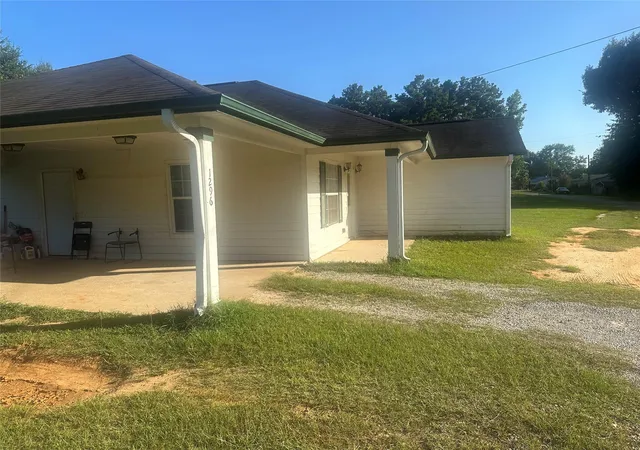 2nd image of 1296 Burch St, Jasper, TX 75951 | MLS# 87029997