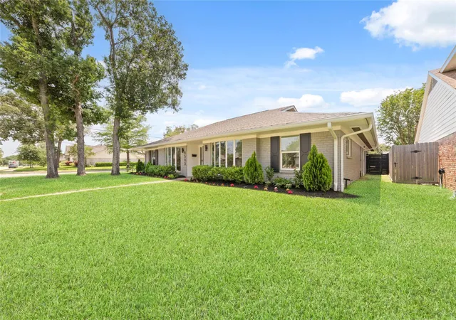 Photo 2 of Single family home for sale at 6503 Kury Ln, Houston, TX 77008 | MLS# 90886563 | Listing updated on 2026-08-30