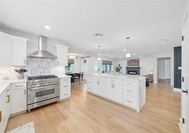 Photo 4 of Single family home for sale at 6503 Kury Ln, Houston, TX 77008 | MLS# 90886563 | Listing updated on 2026-08-30