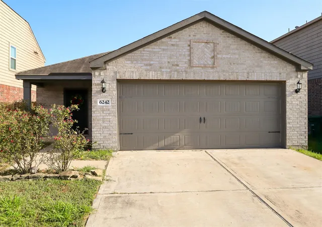 3rd image of 6242 El Topacio Dr, Houston, TX 77048 | MLS# 24877784