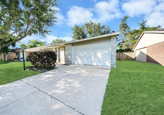 Photo 2 of Single family home for sale at 6834 Kearney Dr, Richmond, TX 77469 | MLS# 68529343 | Listing updated on 2026-09-13