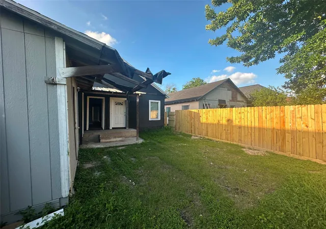 Listing Photo 4 - Condo for sale in building located at 7146th Ave I, Houston, TX 77011