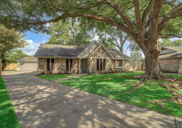Photo 1 of Sale Pending at 2901 Castle Ct, Pearland, TX 77581 | MLS# 74386439 | Listing updated on 2026-09-03